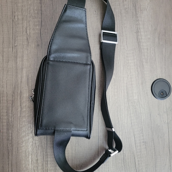 Prive Alliance The Curve Fanny Pack - Picture 2 of 2